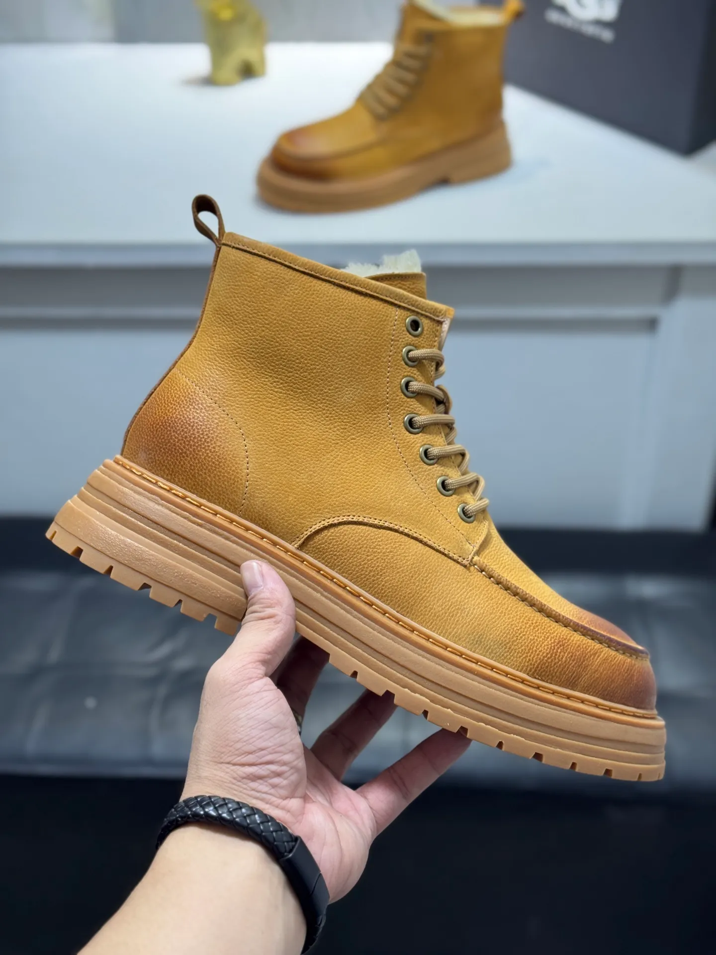 Men's men's shoes 💰660 [New style] 🦥🦥UGG - high-end quality 🔥Australian imported wool 🔥Full fur original single entry and exit counter without pressure, let you feel no replacement 💏The upper is made of first-layer cowhide 'all original Australian wool' Strict men's boots thick wool can be distinguished by the naked eye 💓Real wool keeps warm and does not smell like feet, warms the whole winter ✨Carefully crafted for those who know the goods🔥Size: 38-44 (45 customized